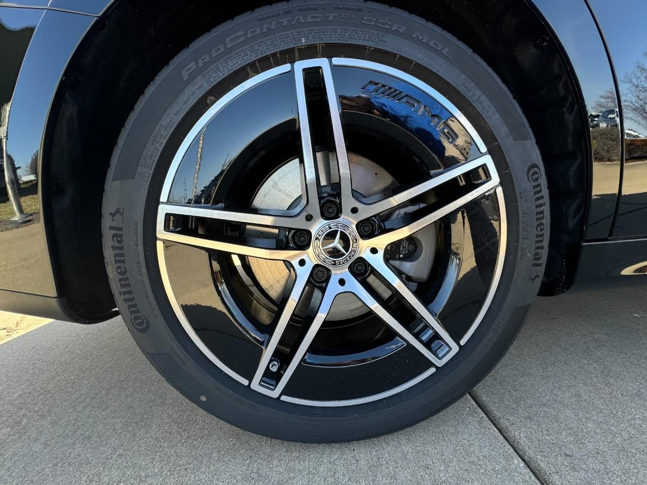 Mercedes-Benz E-Class Vehicle Full-screen Gallery Image 5