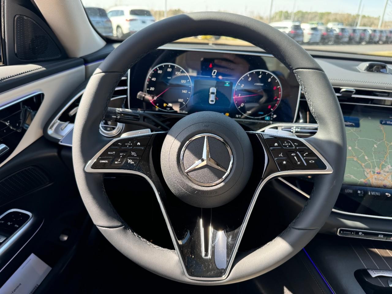 Mercedes-Benz E-Class Vehicle Full-screen Gallery Image 7