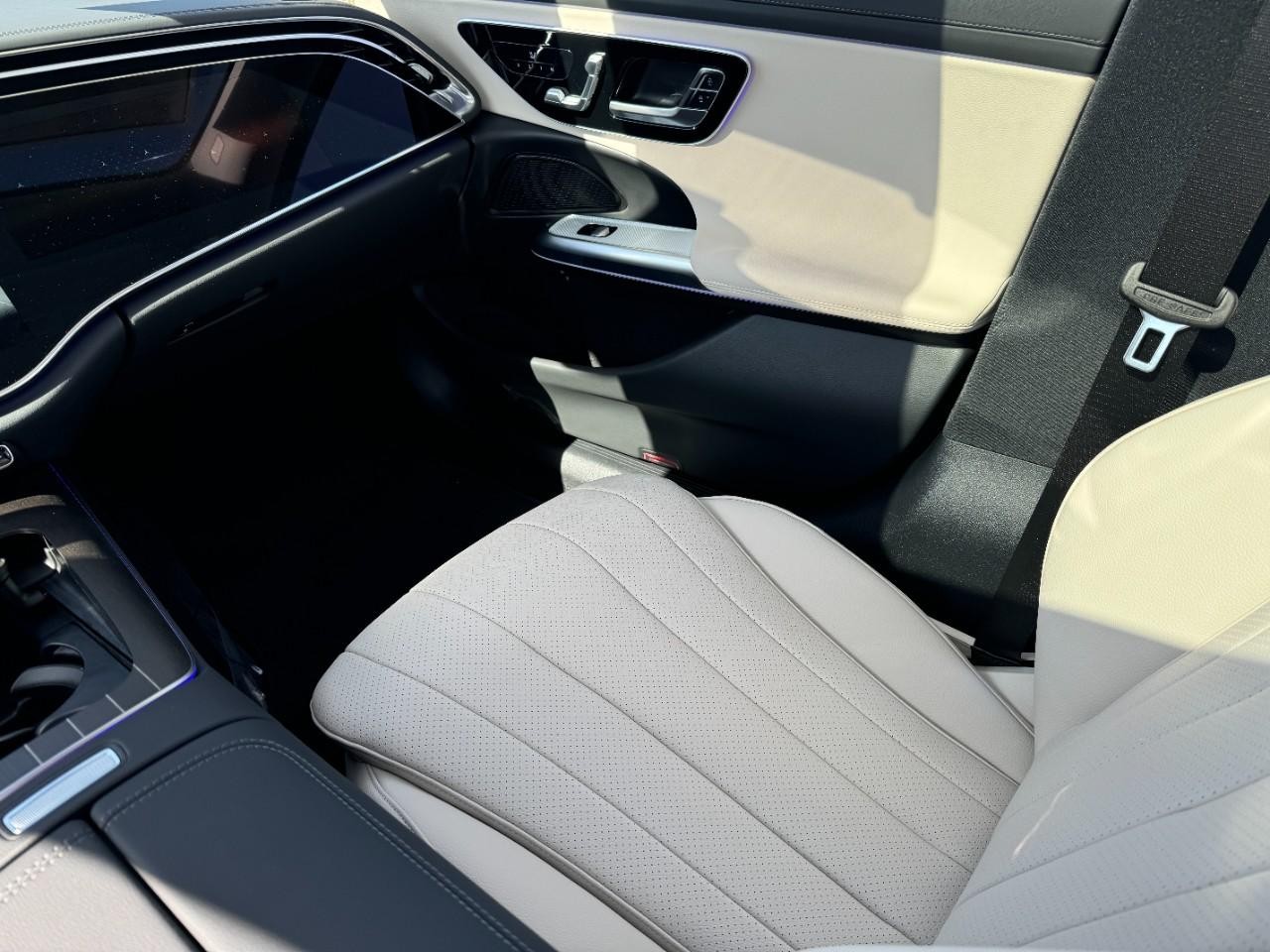 Mercedes-Benz E-Class Vehicle Full-screen Gallery Image 10