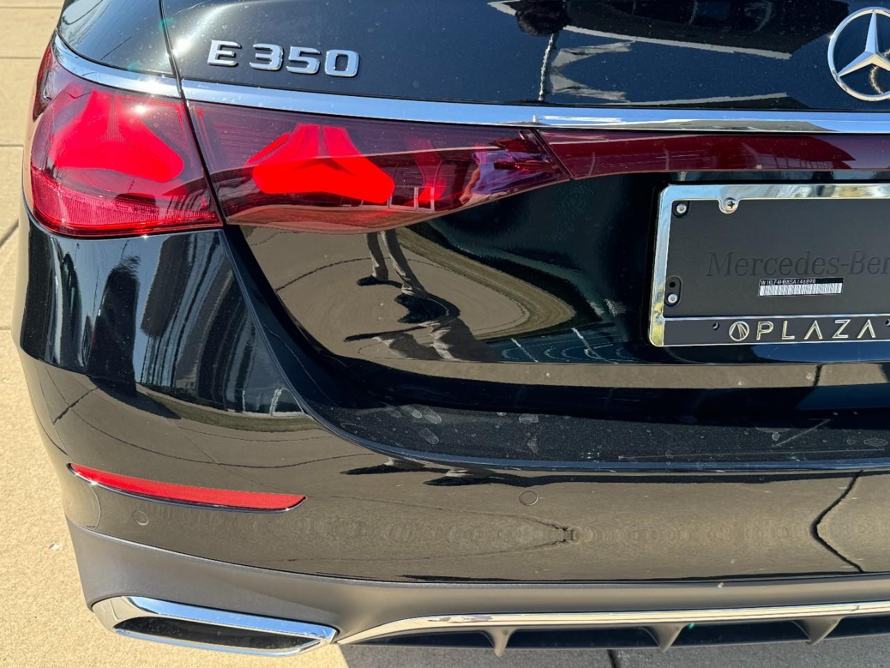 Mercedes-Benz E-Class Vehicle Full-screen Gallery Image 15