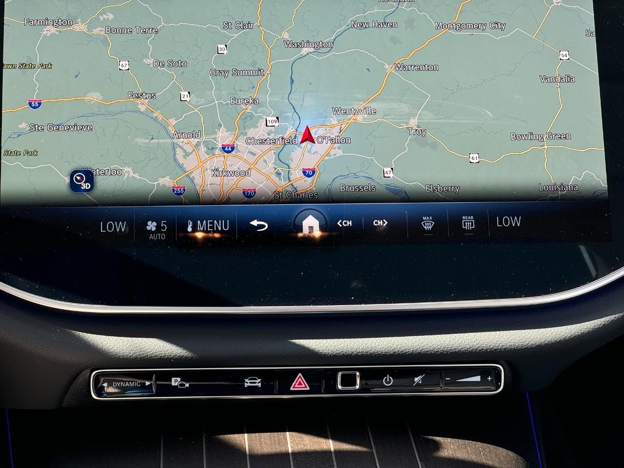 Mercedes-Benz E-Class Vehicle Full-screen Gallery Image 19