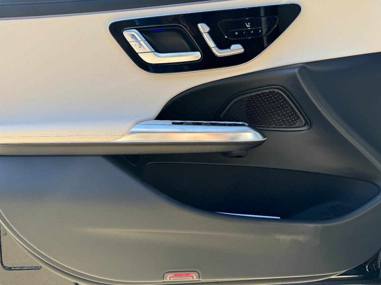 Mercedes-Benz E-Class Vehicle Full-screen Gallery Image 21