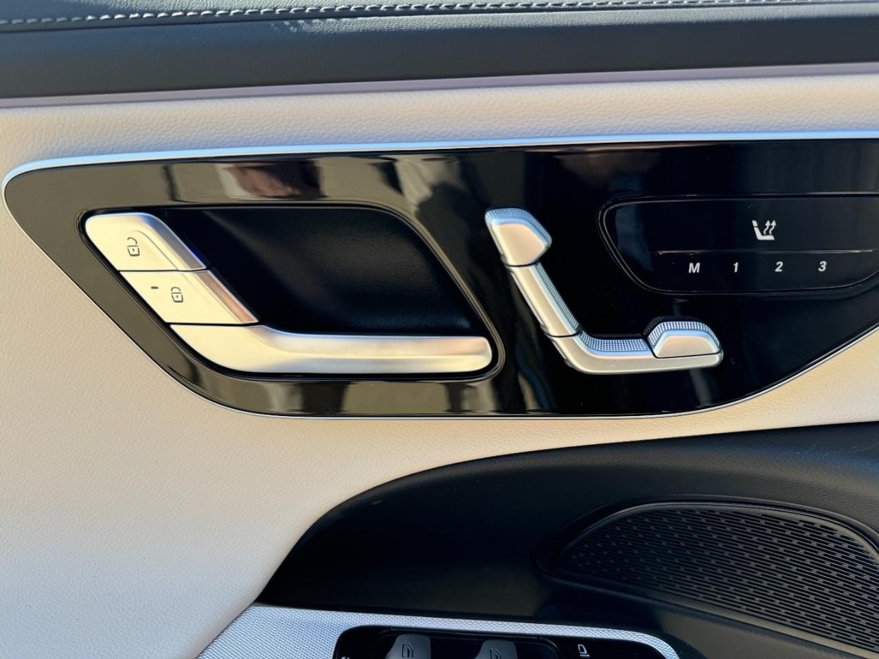 Mercedes-Benz E-Class Vehicle Full-screen Gallery Image 22