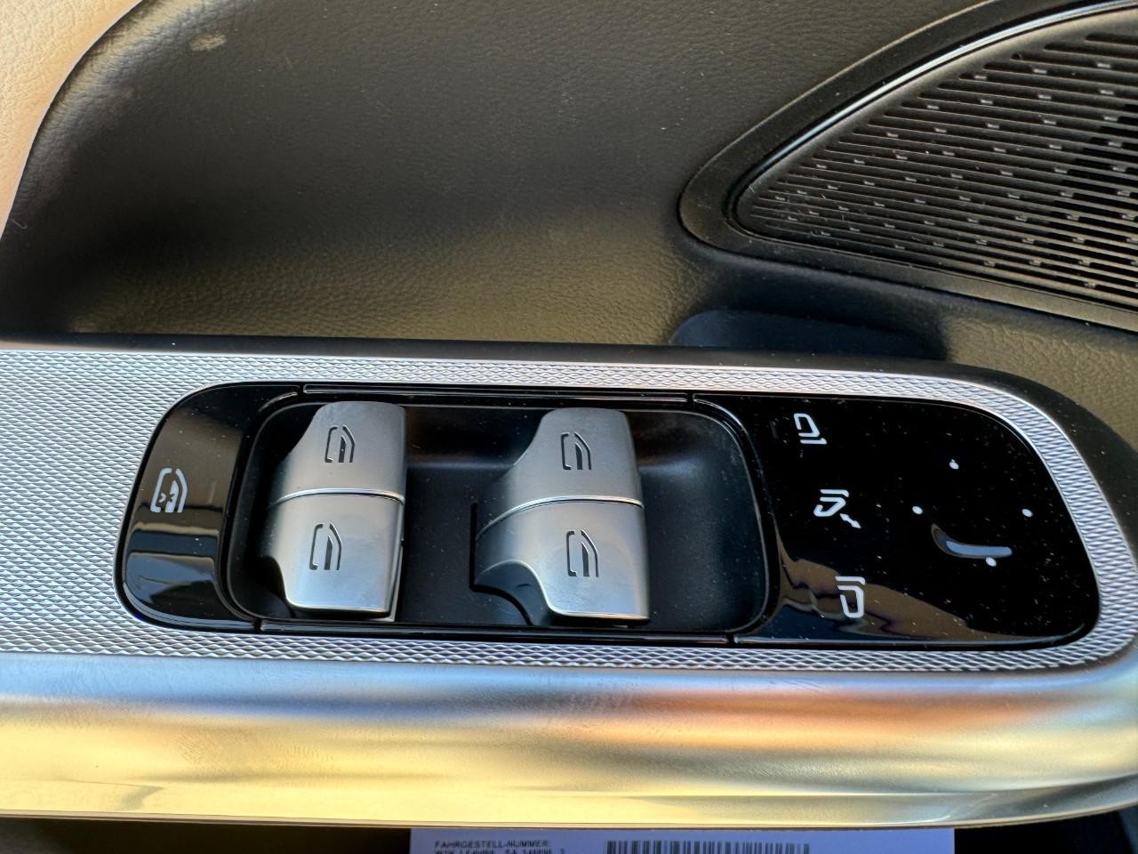 Mercedes-Benz E-Class Vehicle Full-screen Gallery Image 23