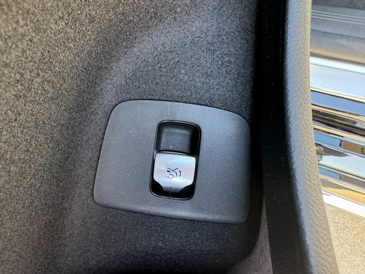 Mercedes-Benz E-Class Vehicle Full-screen Gallery Image 24