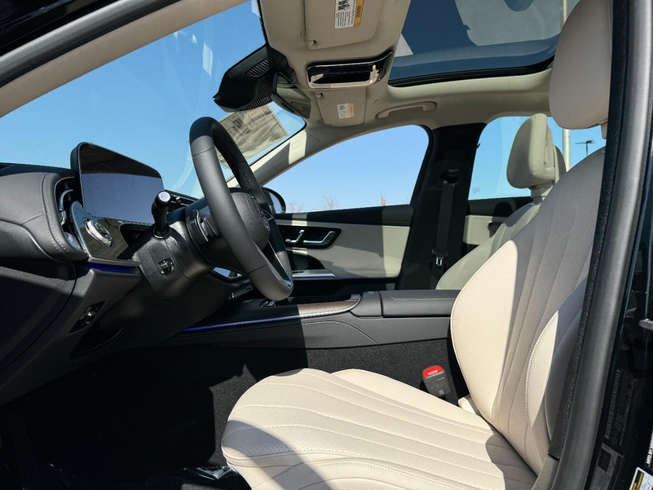 Mercedes-Benz E-Class Vehicle Full-screen Gallery Image 25