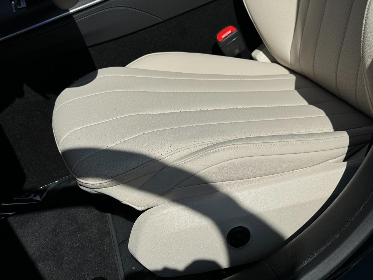 Mercedes-Benz E-Class Vehicle Full-screen Gallery Image 26