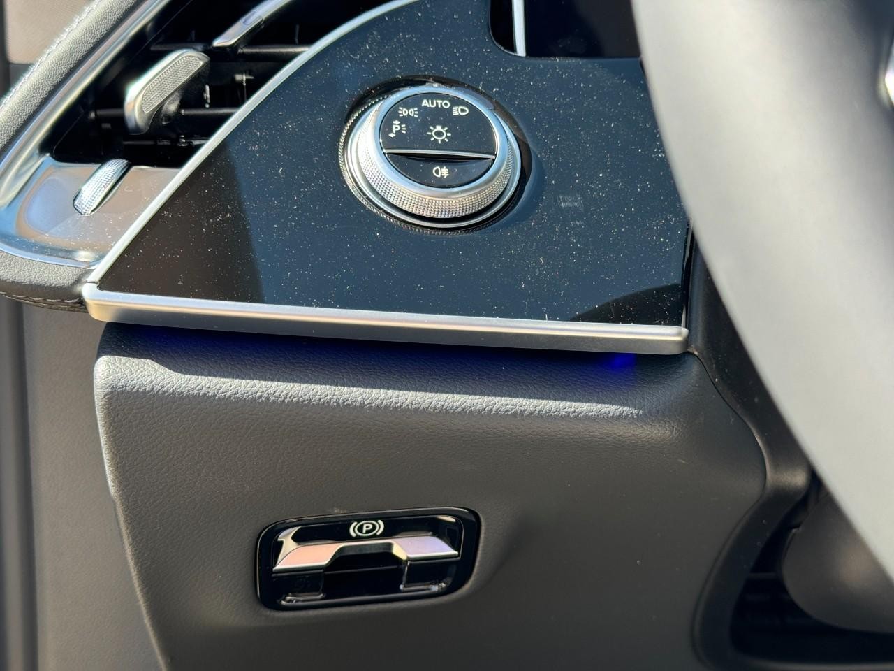 Mercedes-Benz E-Class Vehicle Full-screen Gallery Image 27