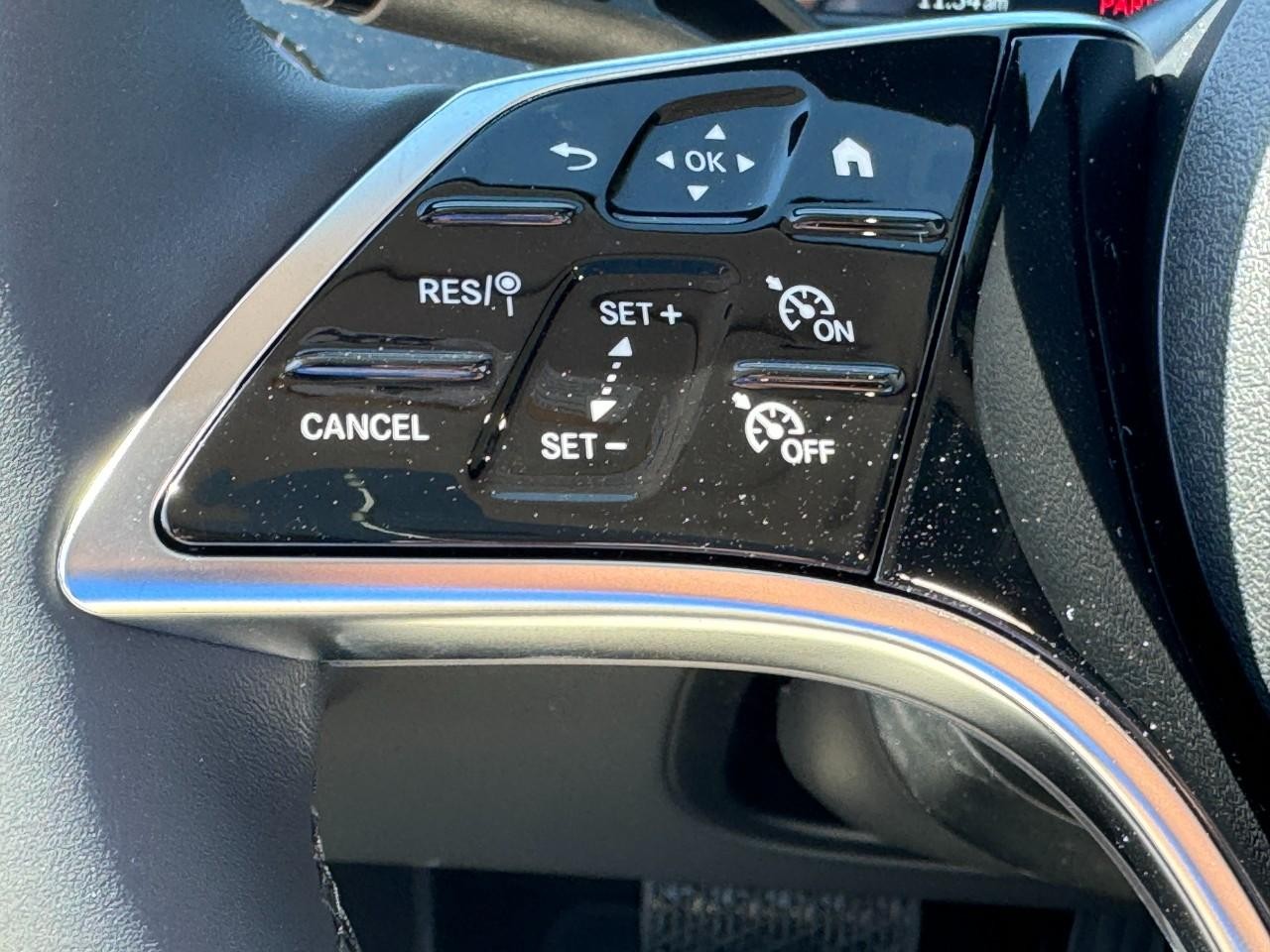 Mercedes-Benz E-Class Vehicle Full-screen Gallery Image 28