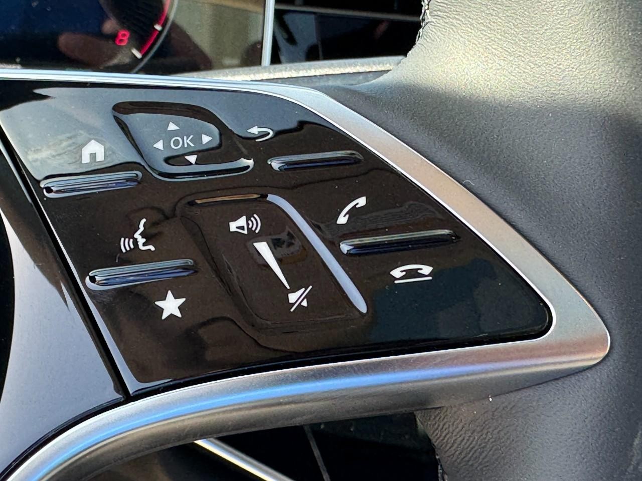 Mercedes-Benz E-Class Vehicle Full-screen Gallery Image 29