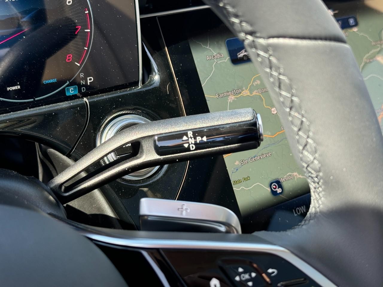 Mercedes-Benz E-Class Vehicle Full-screen Gallery Image 31