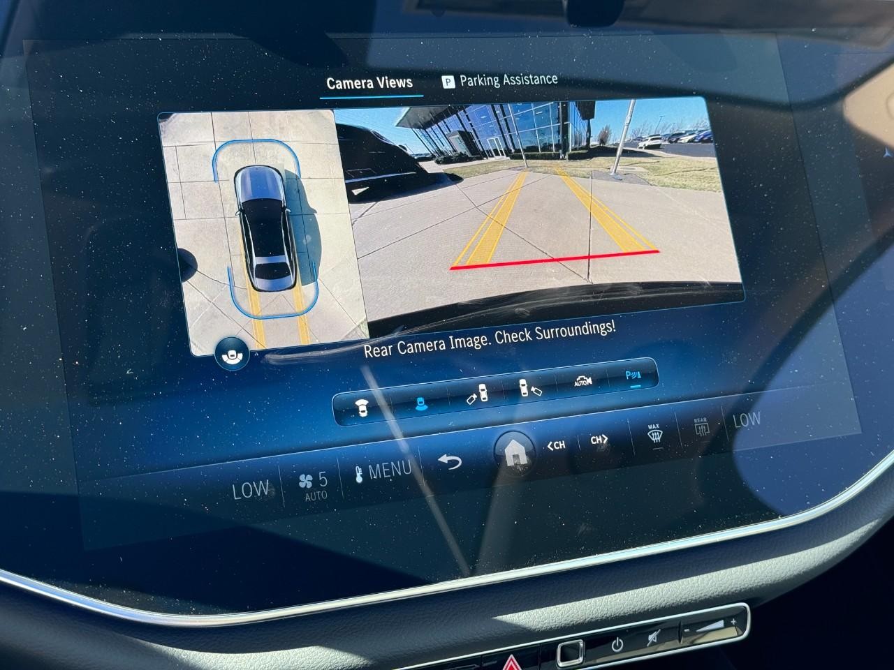 Mercedes-Benz E-Class Vehicle Full-screen Gallery Image 32