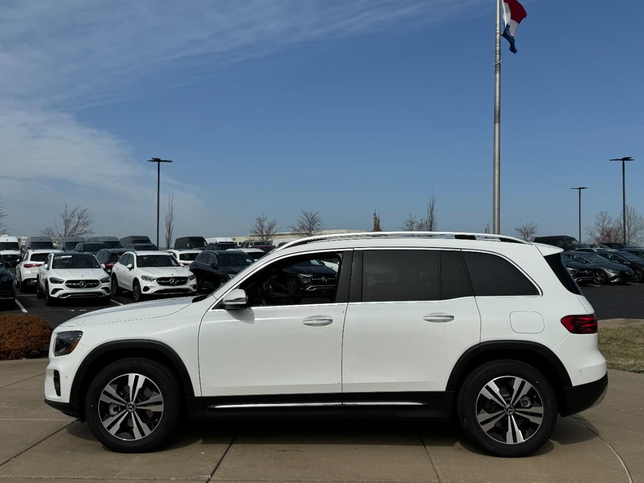 Mercedes-Benz GLB Vehicle Full-screen Gallery Image 2