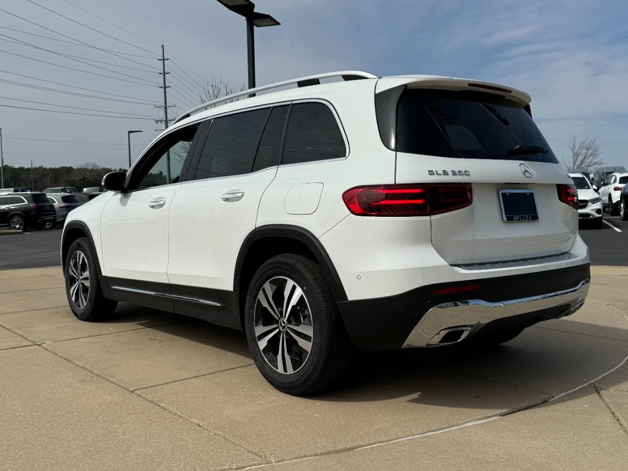 Mercedes-Benz GLB Vehicle Full-screen Gallery Image 3