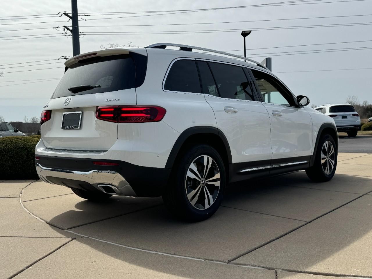 Mercedes-Benz GLB Vehicle Full-screen Gallery Image 4