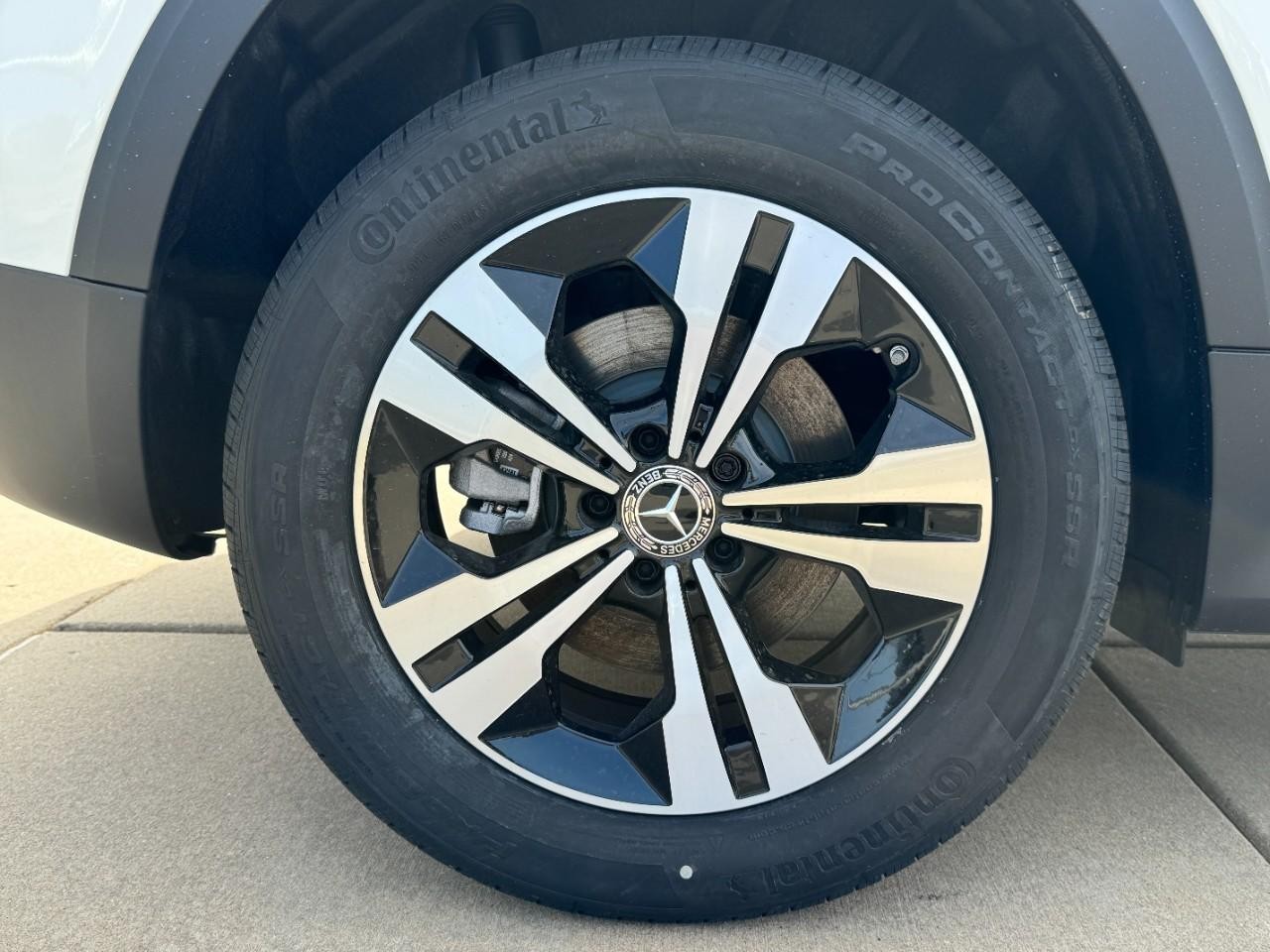 Mercedes-Benz GLB Vehicle Full-screen Gallery Image 5