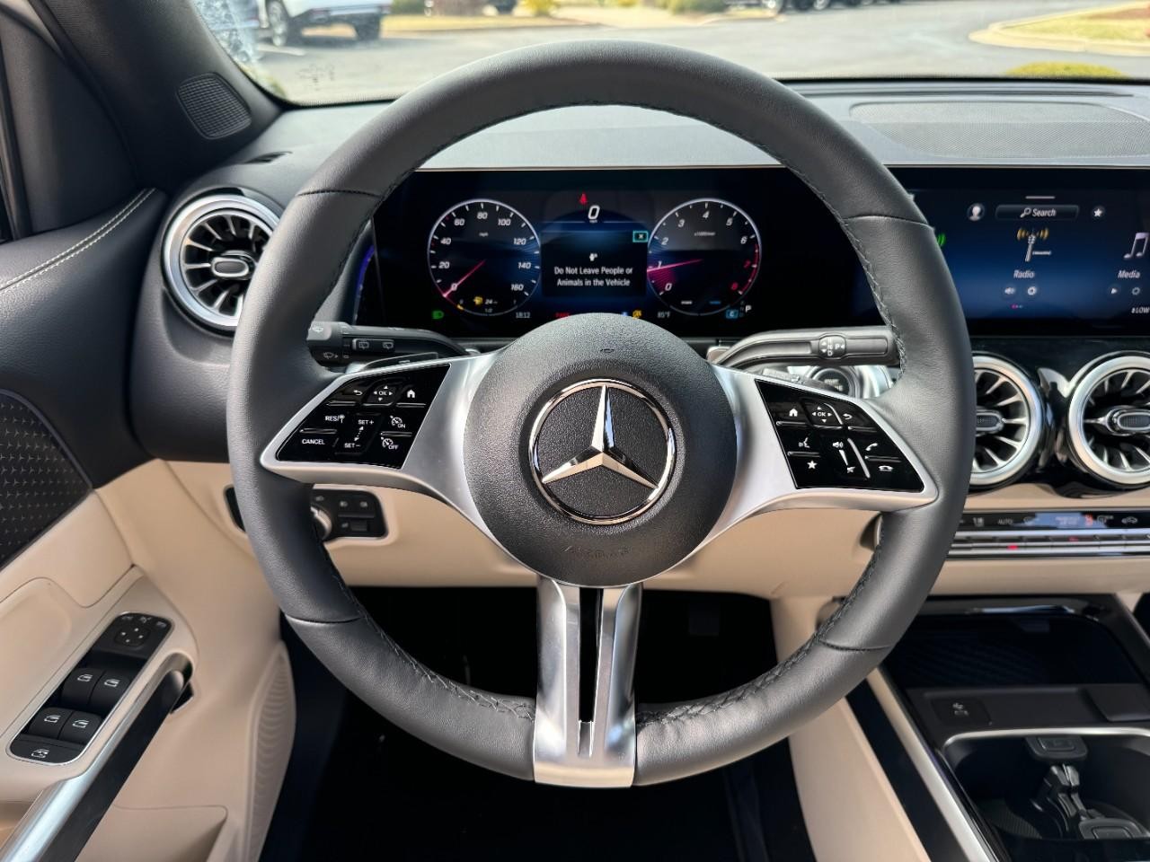 Mercedes-Benz GLB Vehicle Full-screen Gallery Image 6