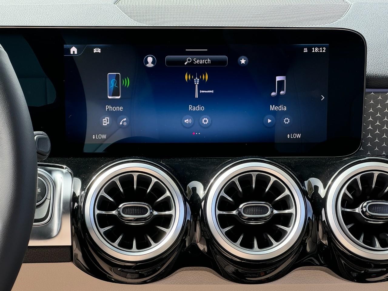 Mercedes-Benz GLB Vehicle Full-screen Gallery Image 7