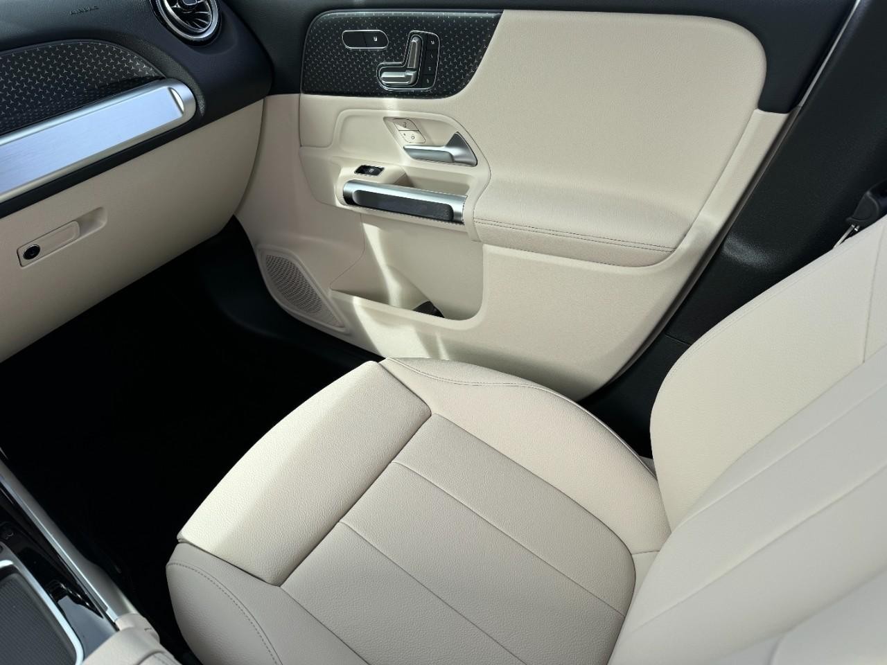 Mercedes-Benz GLB Vehicle Full-screen Gallery Image 10