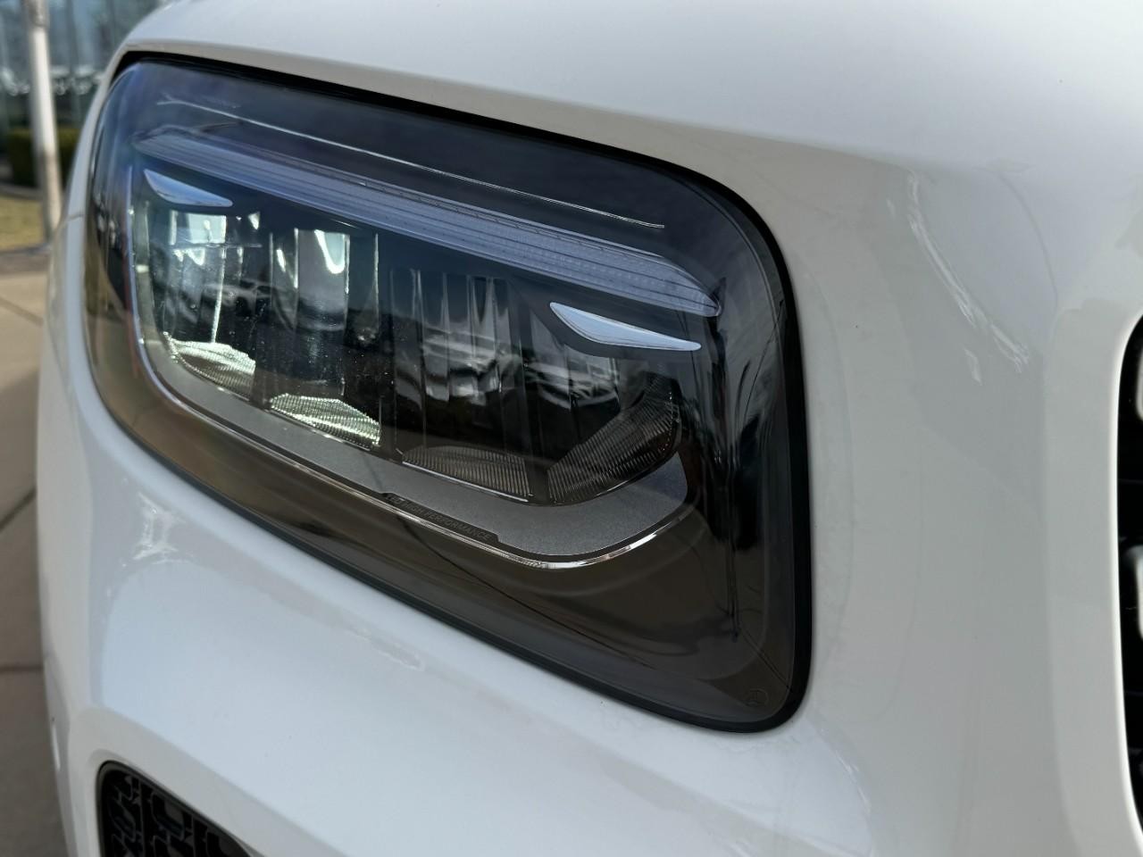 Mercedes-Benz GLB Vehicle Full-screen Gallery Image 12