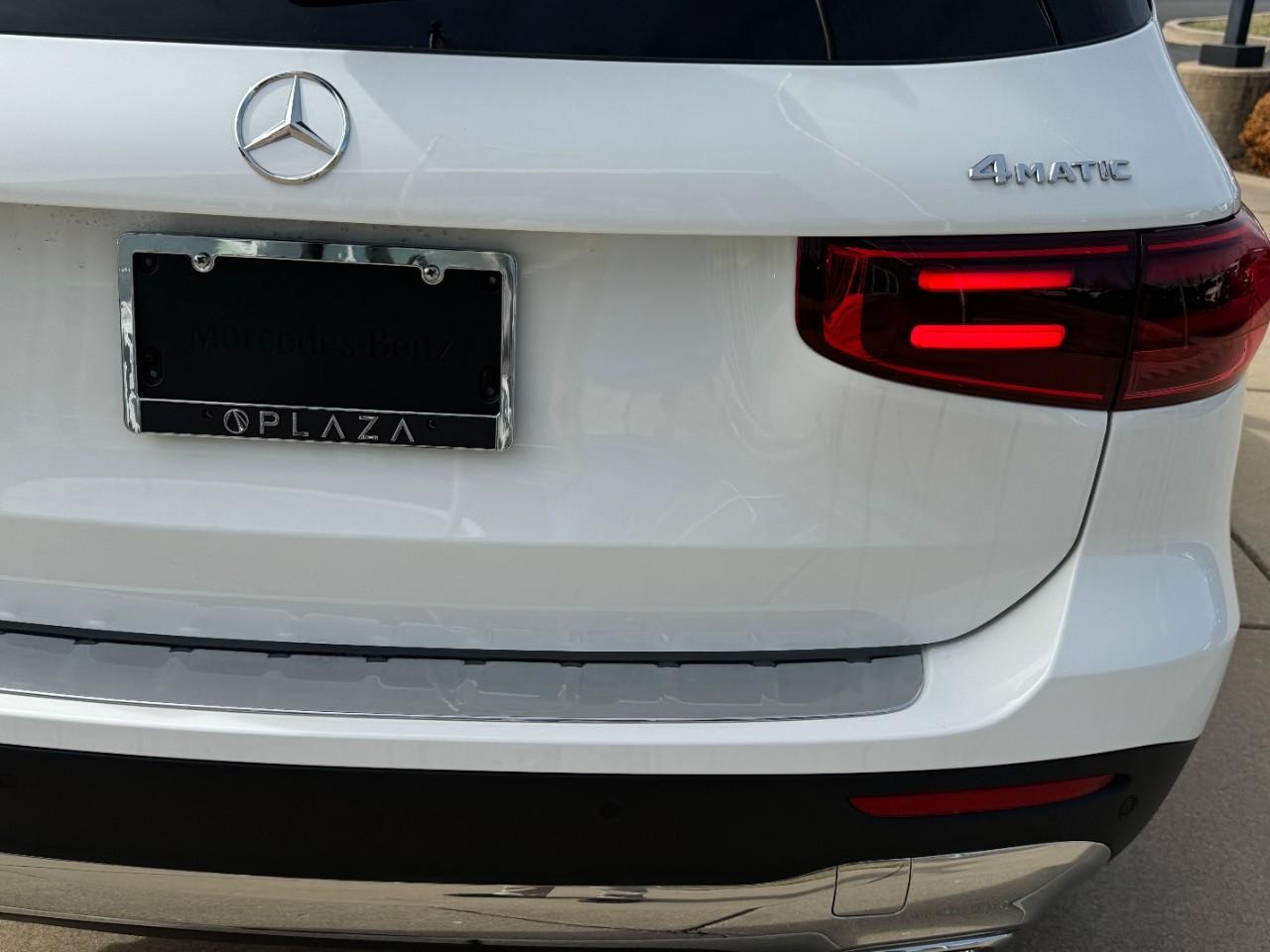 Mercedes-Benz GLB Vehicle Full-screen Gallery Image 16