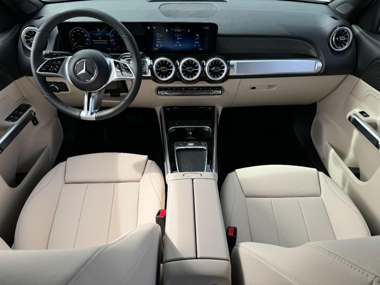 Mercedes-Benz GLB Vehicle Full-screen Gallery Image 18