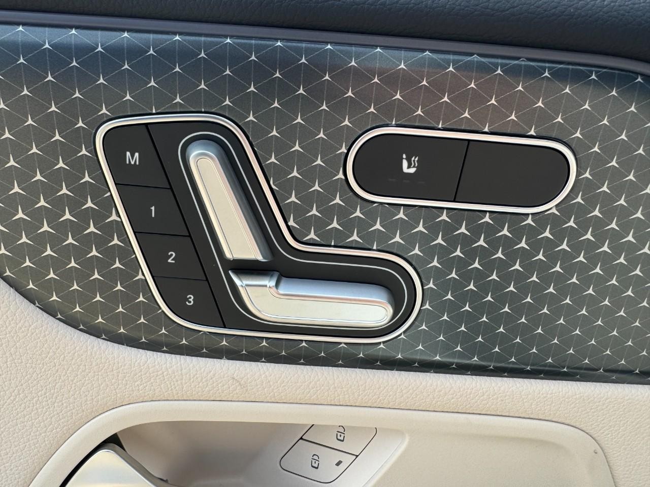 Mercedes-Benz GLB Vehicle Full-screen Gallery Image 21