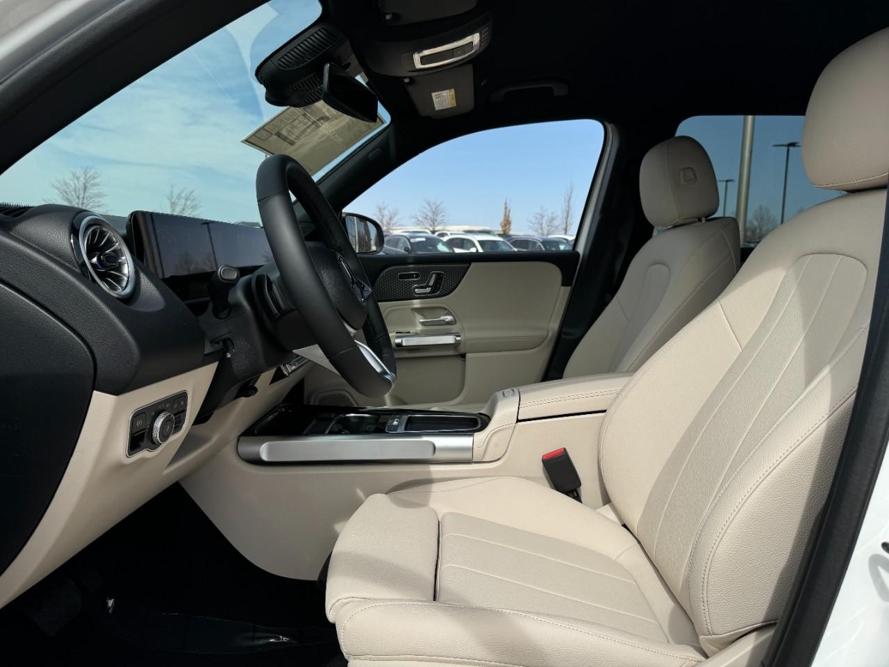 Mercedes-Benz GLB Vehicle Full-screen Gallery Image 24