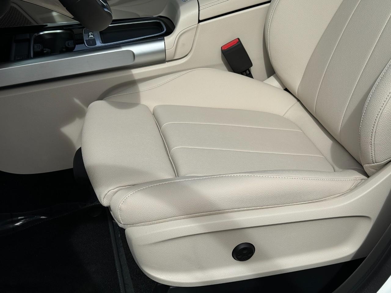 Mercedes-Benz GLB Vehicle Full-screen Gallery Image 25