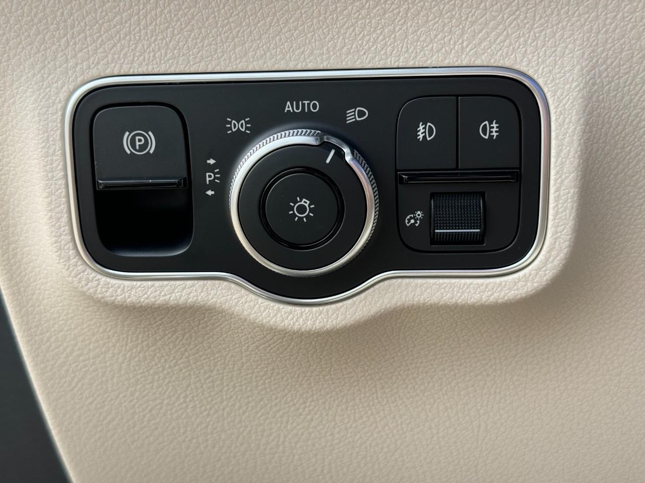 Mercedes-Benz GLB Vehicle Full-screen Gallery Image 26