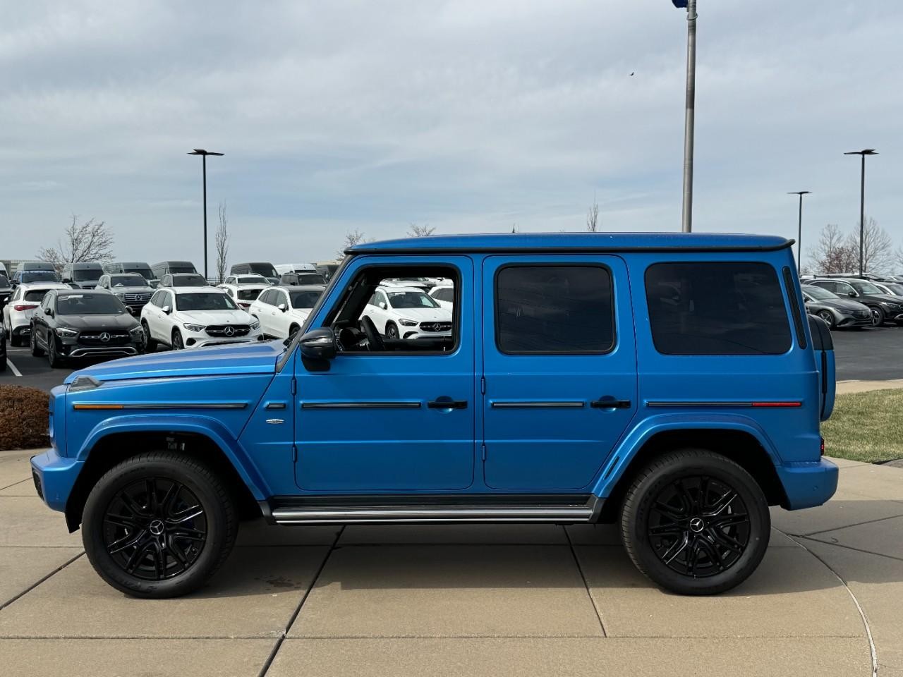 Mercedes-Benz G-Class Vehicle Full-screen Gallery Image 2