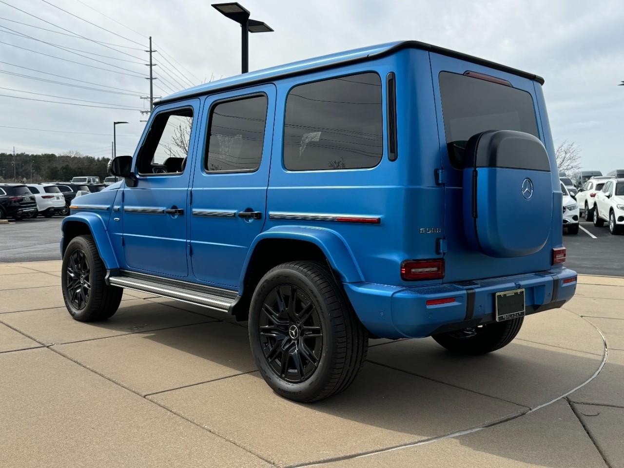 Mercedes-Benz G-Class Vehicle Full-screen Gallery Image 3