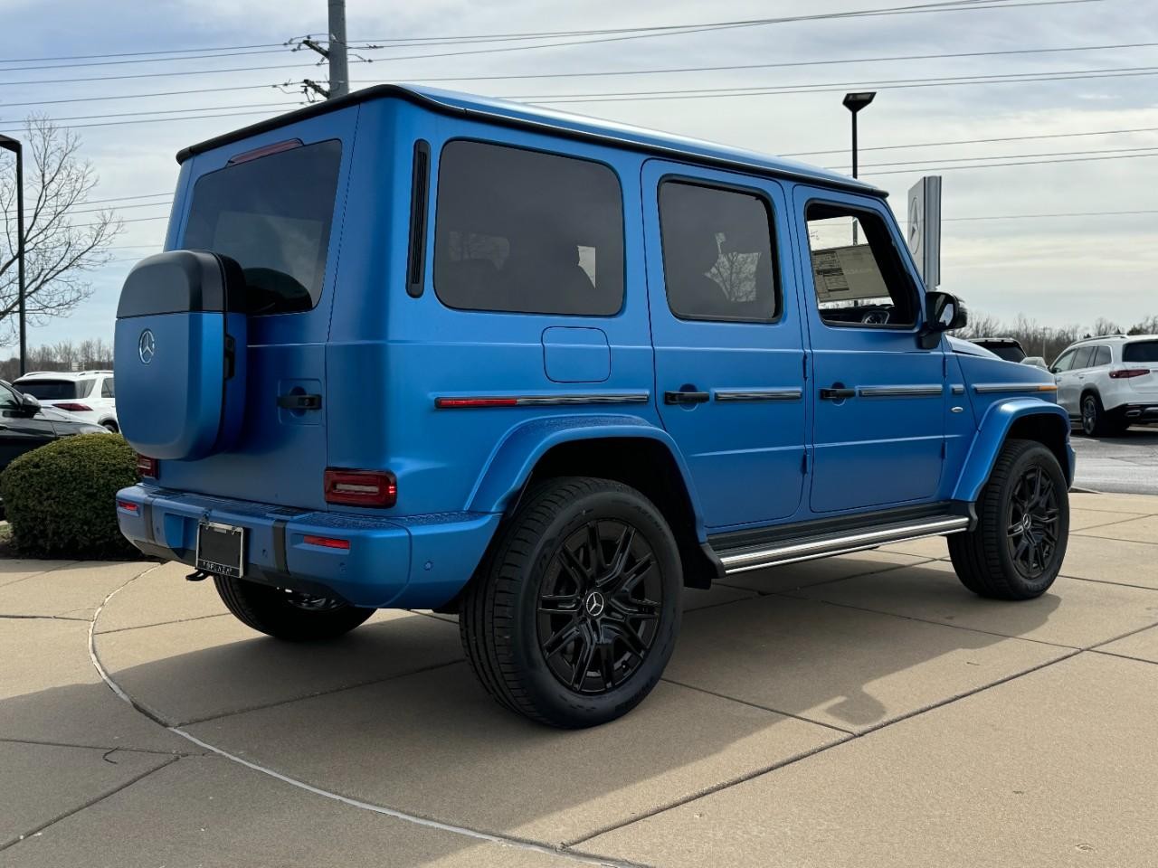 Mercedes-Benz G-Class Vehicle Full-screen Gallery Image 4