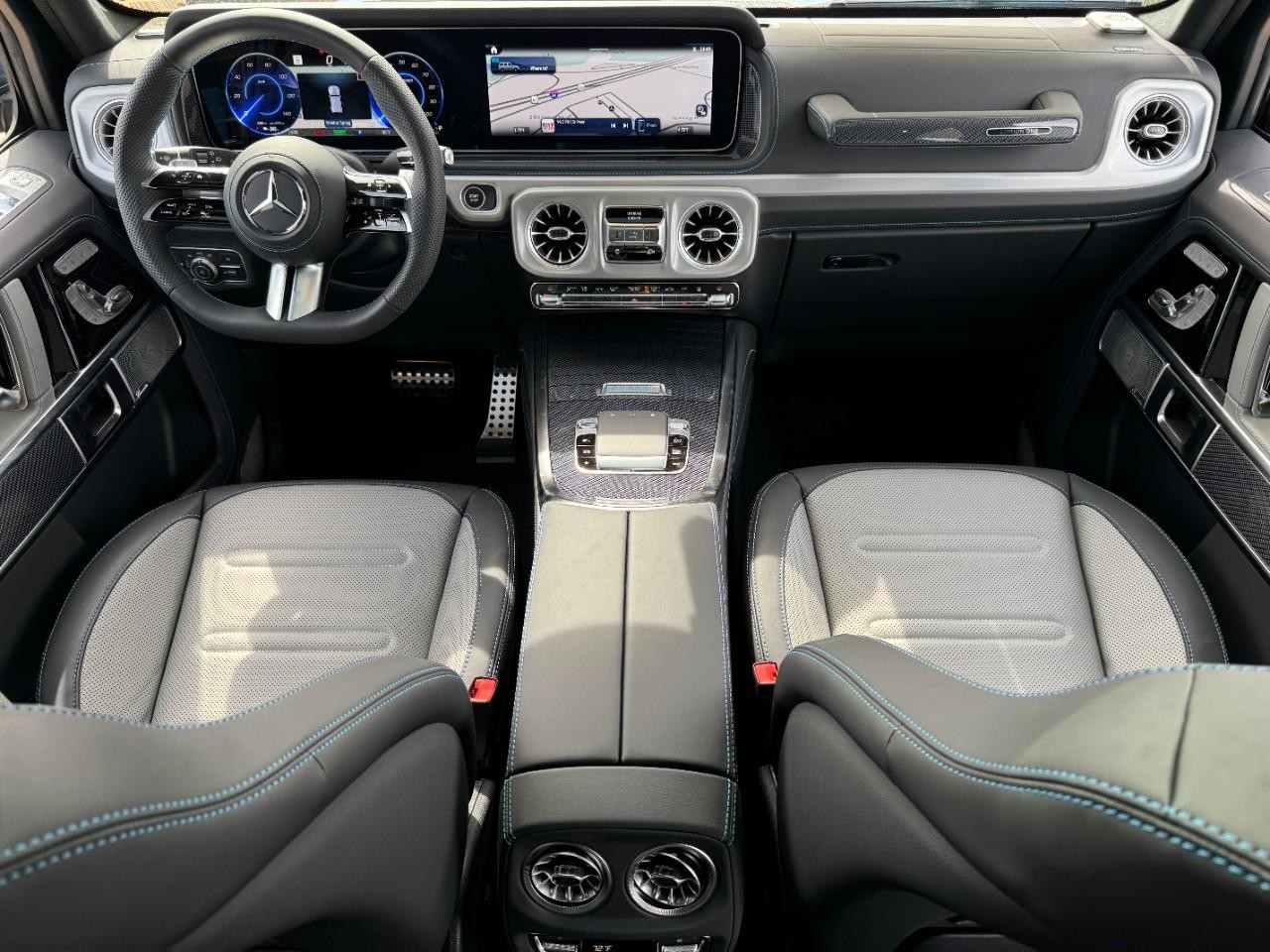 Mercedes-Benz G-Class Vehicle Full-screen Gallery Image 6