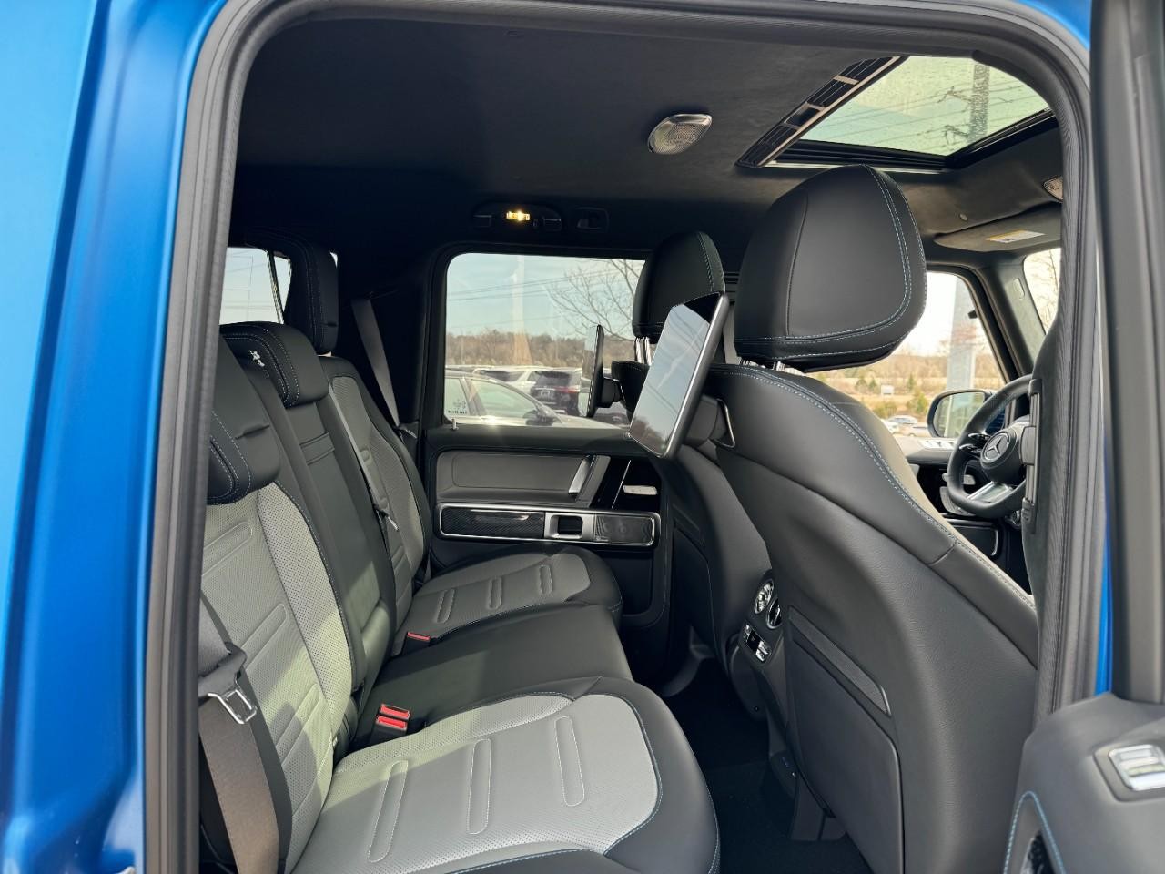 Mercedes-Benz G-Class Vehicle Full-screen Gallery Image 9