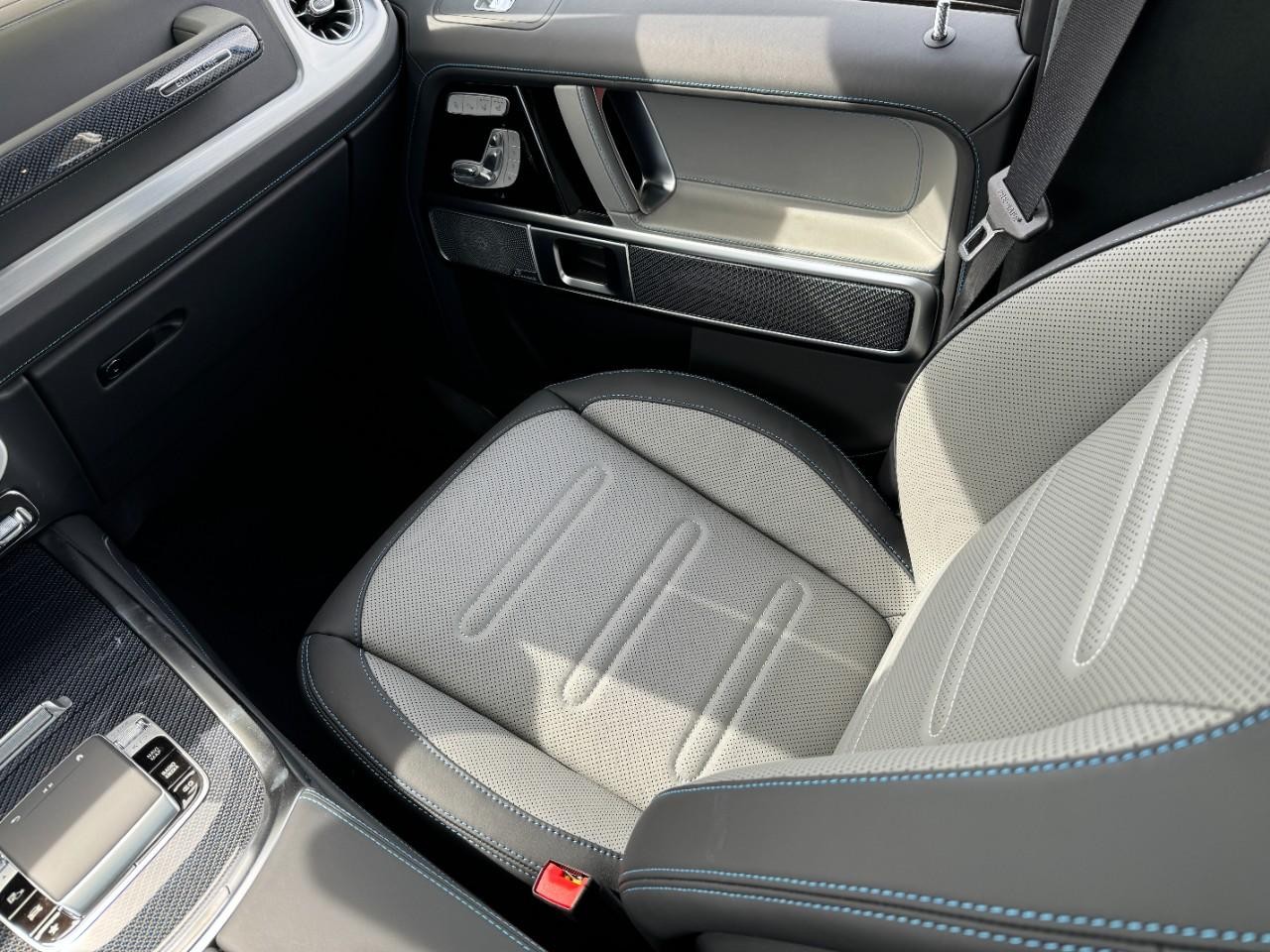 Mercedes-Benz G-Class Vehicle Full-screen Gallery Image 10