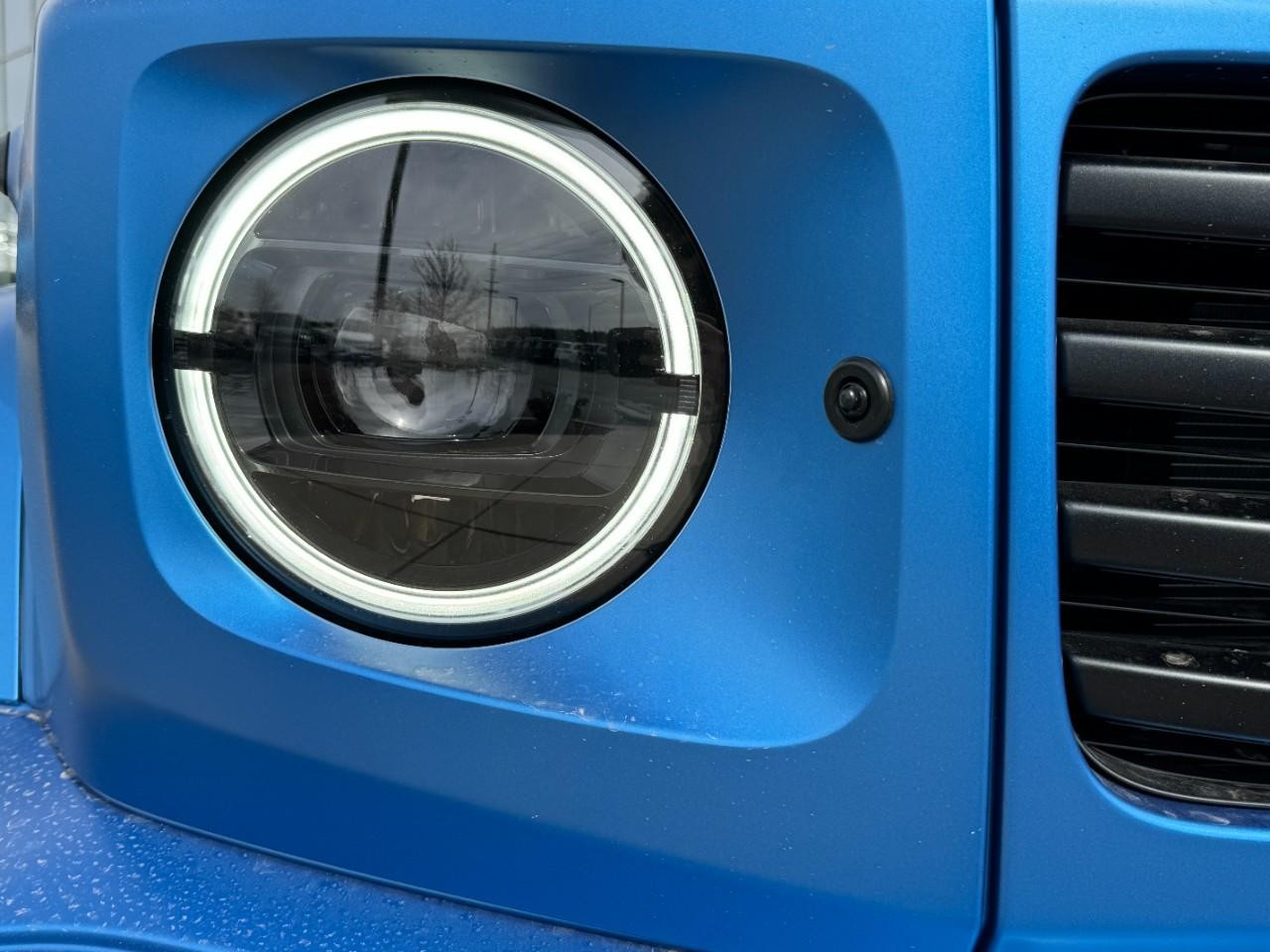 Mercedes-Benz G-Class Vehicle Full-screen Gallery Image 12