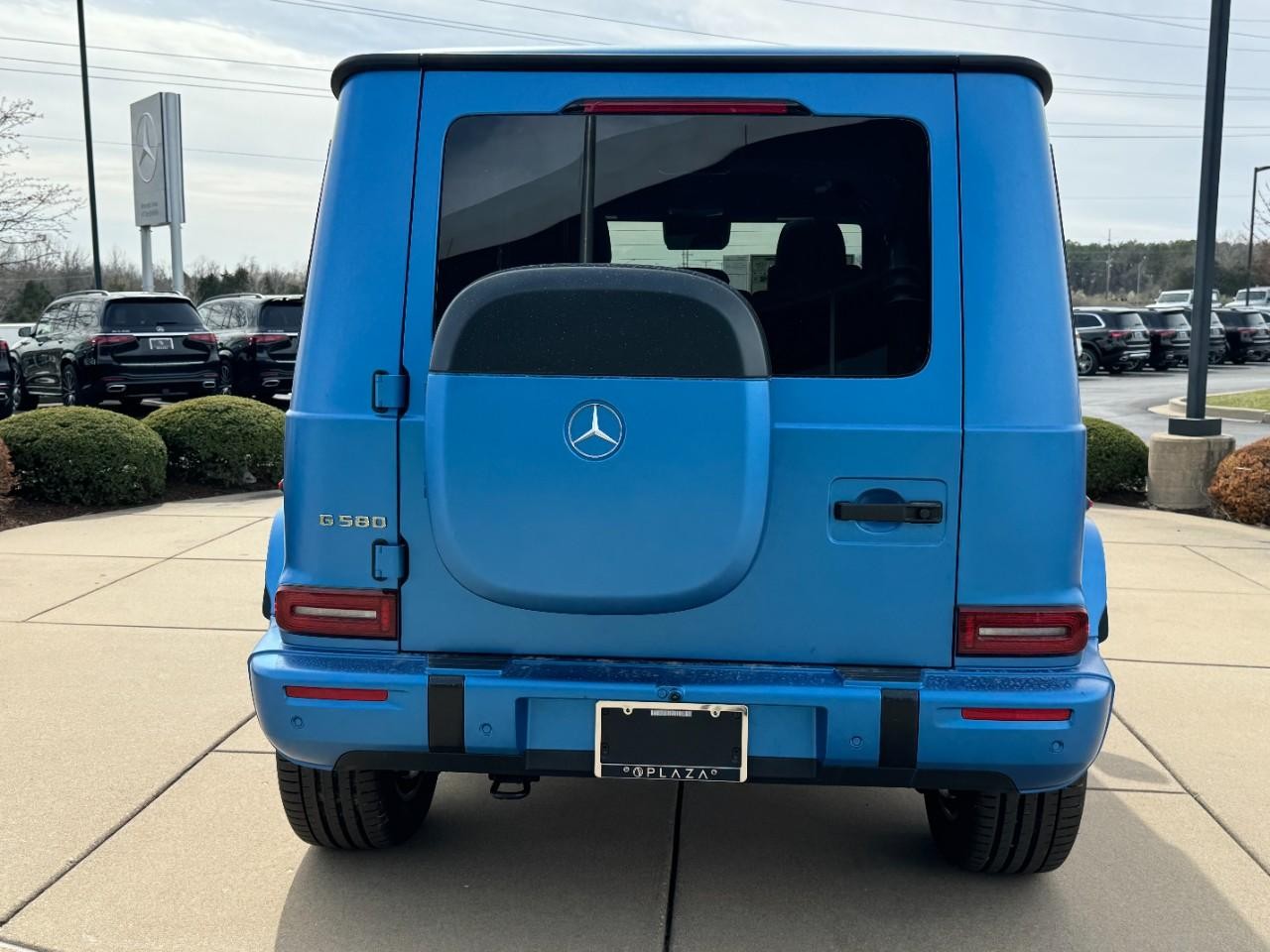 Mercedes-Benz G-Class Vehicle Full-screen Gallery Image 15