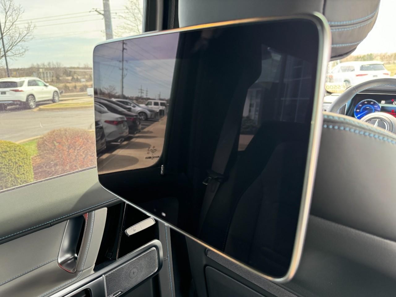 Mercedes-Benz G-Class Vehicle Full-screen Gallery Image 16