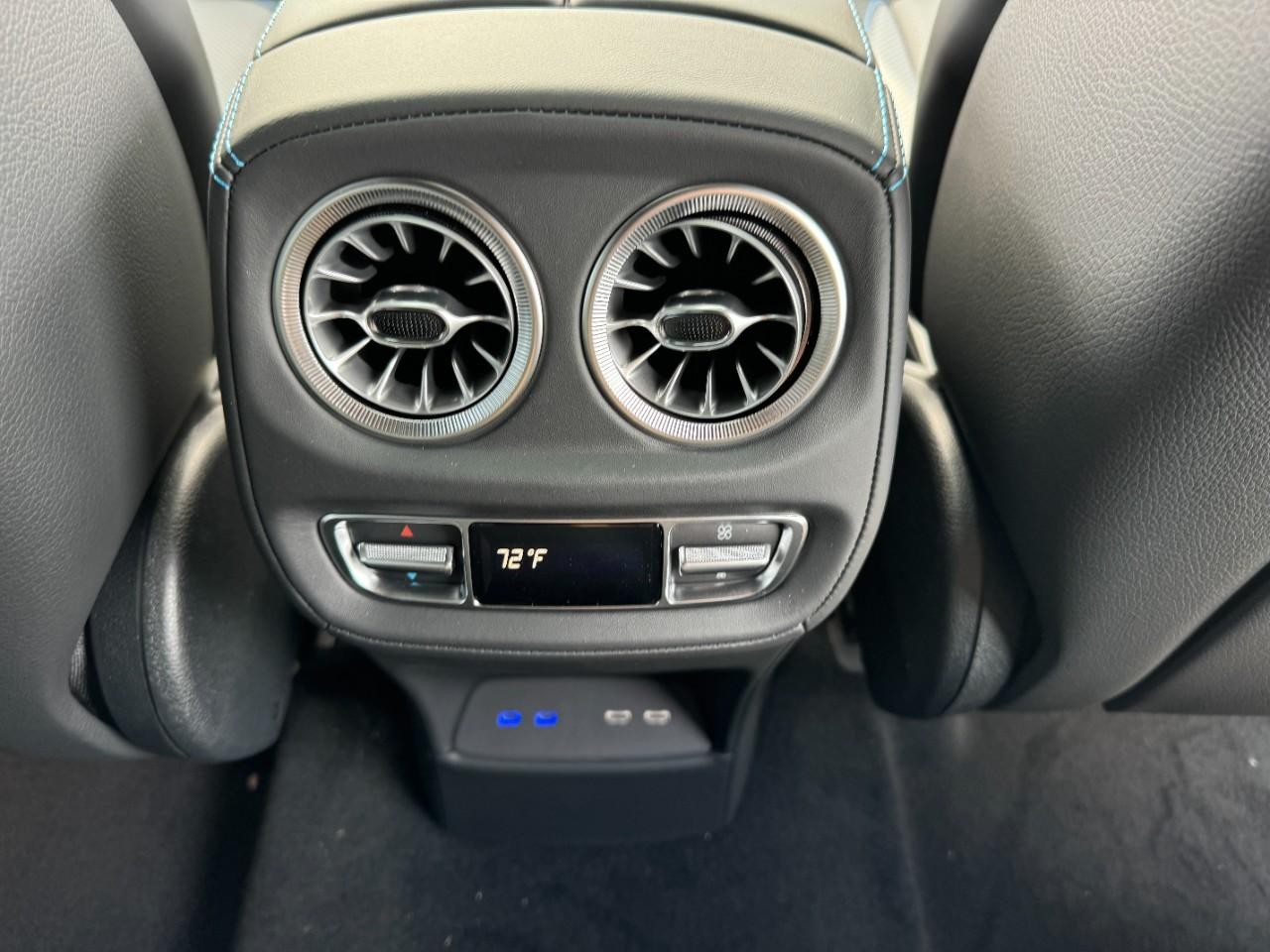 Mercedes-Benz G-Class Vehicle Full-screen Gallery Image 17