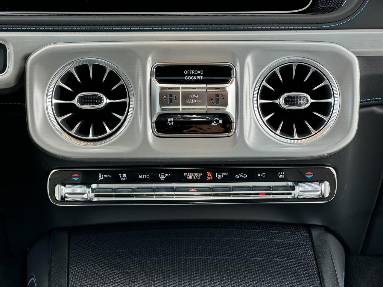 Mercedes-Benz G-Class Vehicle Full-screen Gallery Image 19