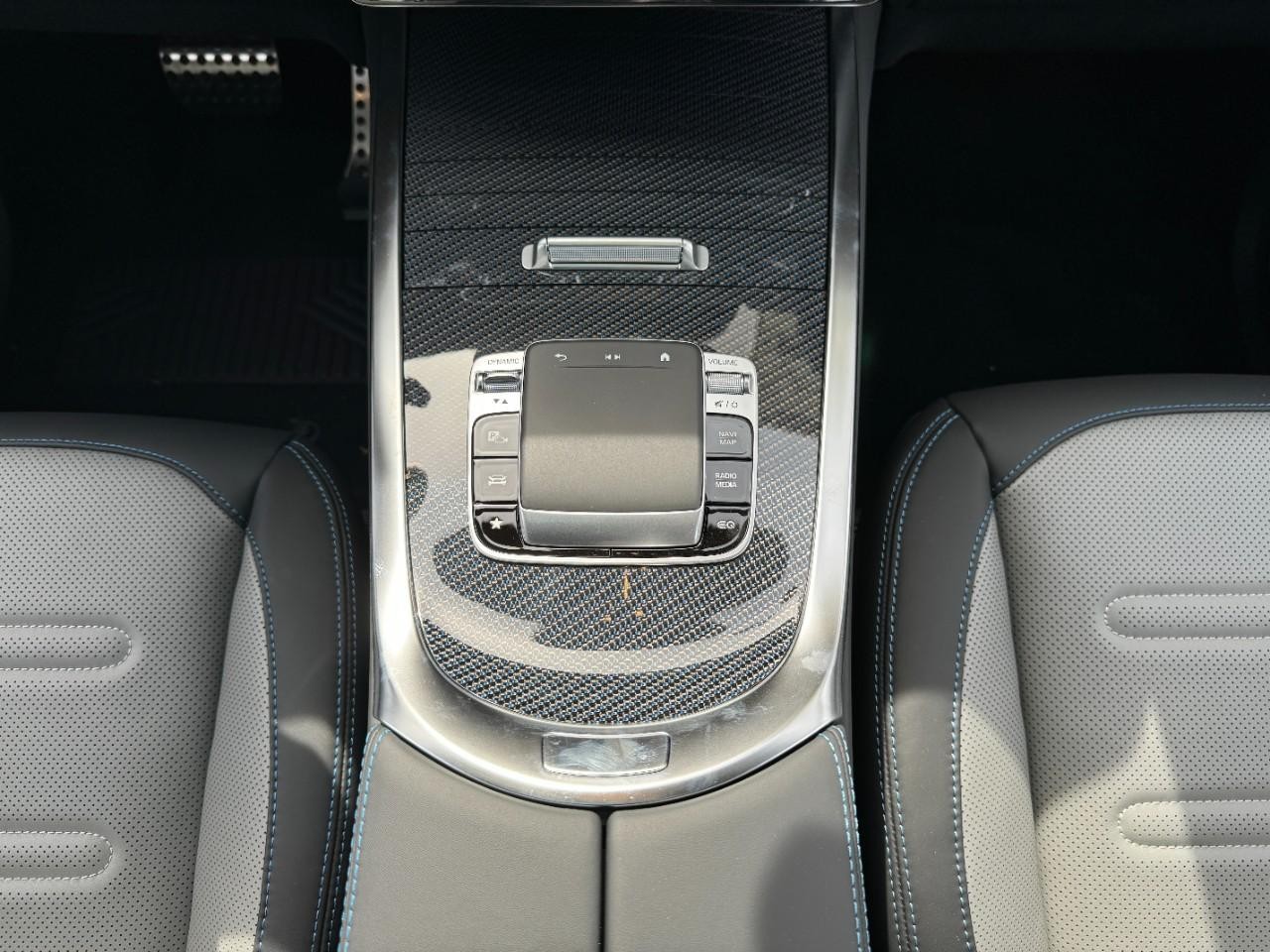 Mercedes-Benz G-Class Vehicle Full-screen Gallery Image 20