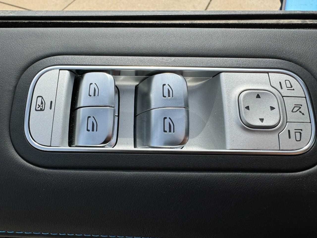 Mercedes-Benz G-Class Vehicle Full-screen Gallery Image 22