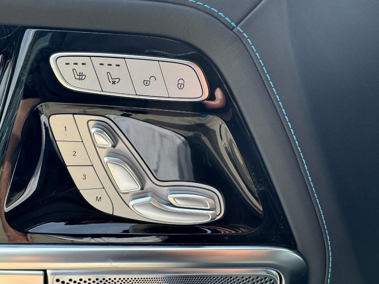 Mercedes-Benz G-Class Vehicle Full-screen Gallery Image 23