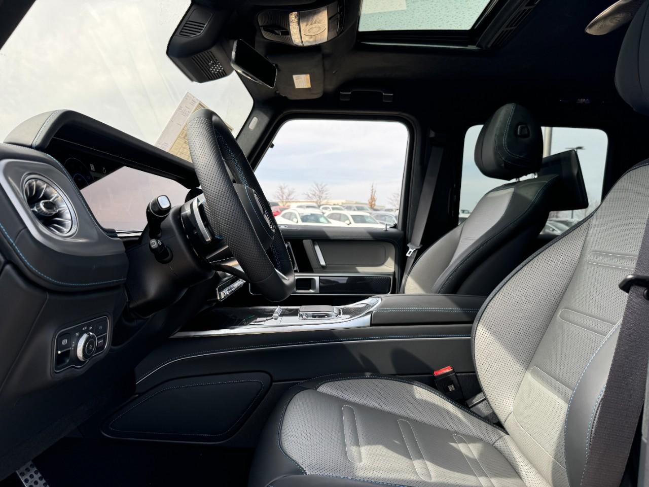 Mercedes-Benz G-Class Vehicle Full-screen Gallery Image 25