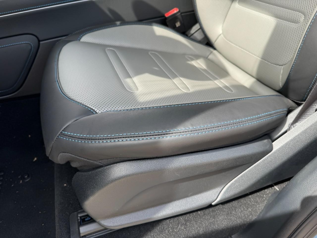 Mercedes-Benz G-Class Vehicle Full-screen Gallery Image 26