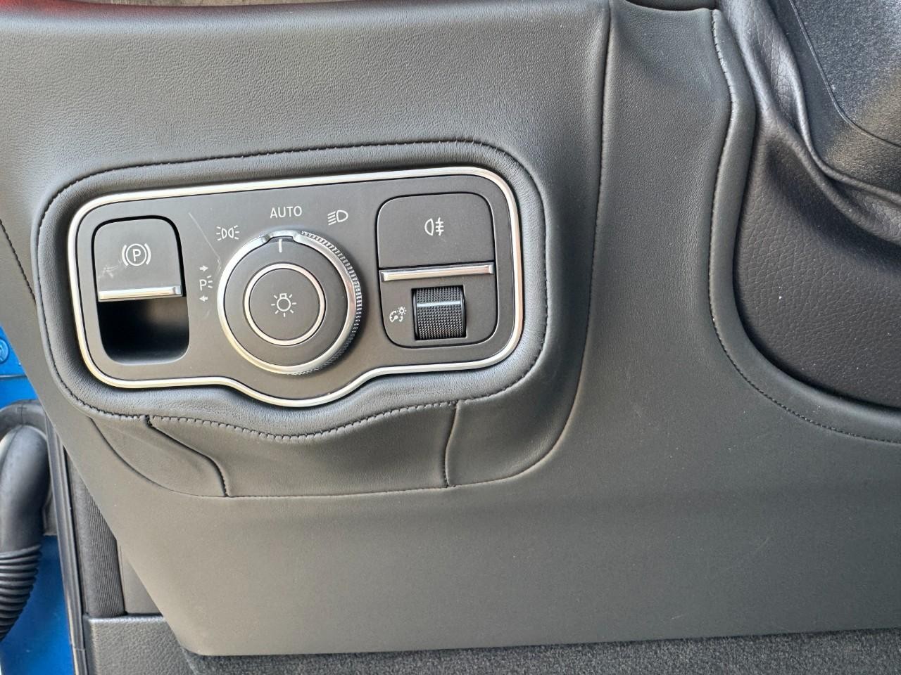 Mercedes-Benz G-Class Vehicle Full-screen Gallery Image 27