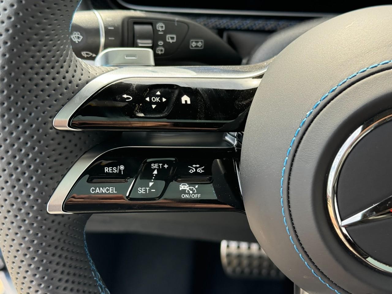 Mercedes-Benz G-Class Vehicle Full-screen Gallery Image 28