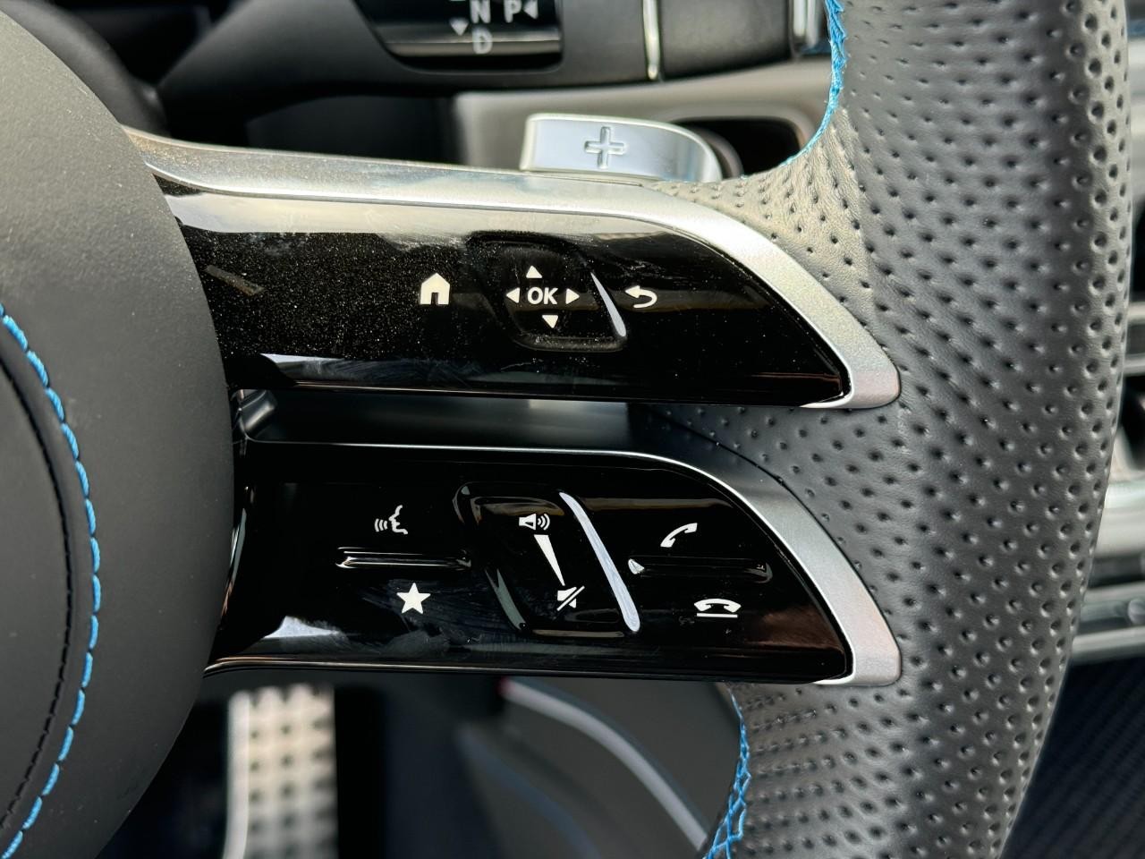 Mercedes-Benz G-Class Vehicle Full-screen Gallery Image 29