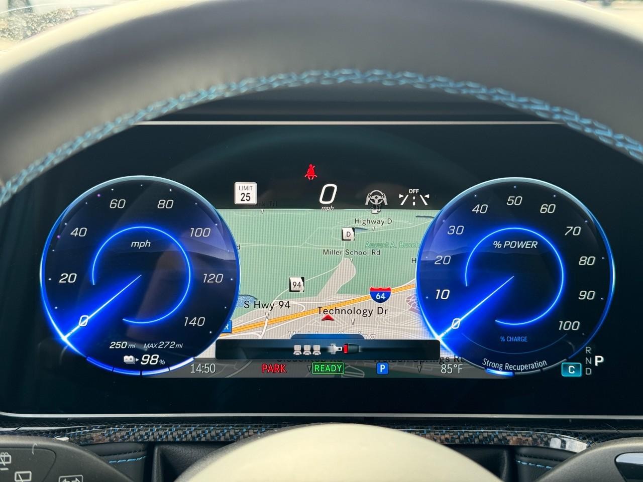 Mercedes-Benz G-Class Vehicle Full-screen Gallery Image 30